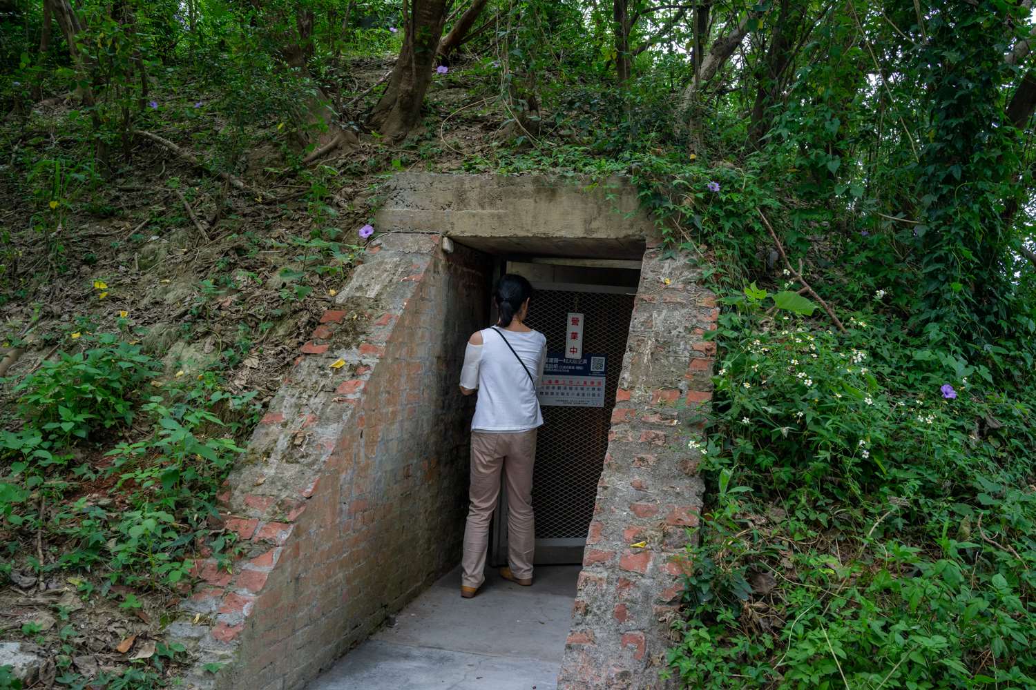 L'entrée de l'abri antiaérien restauré (photo : Sasa)