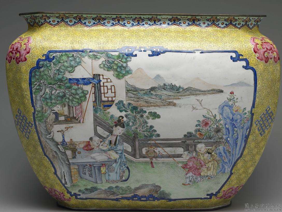 Image 2-2: Bassine carrée avec motif "Mère enseignant son enfant" en émaux peints (source MNP)