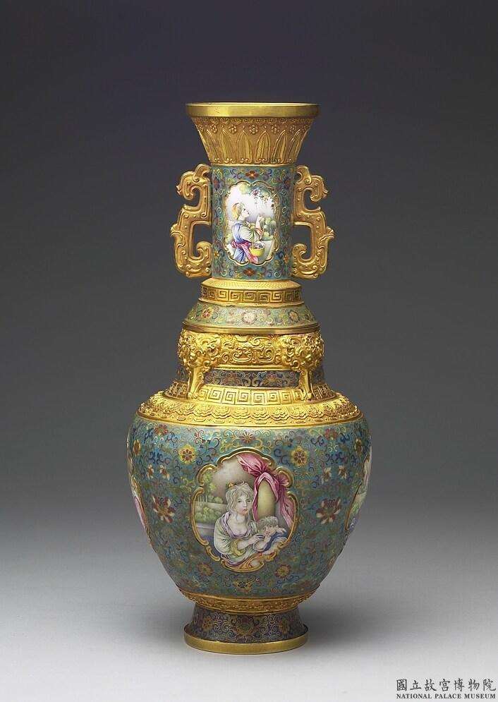Image 3-1: Vase en or, décoré en cloisonné et émaux peints, représente une mère occidentale et son enfant (source MNP)