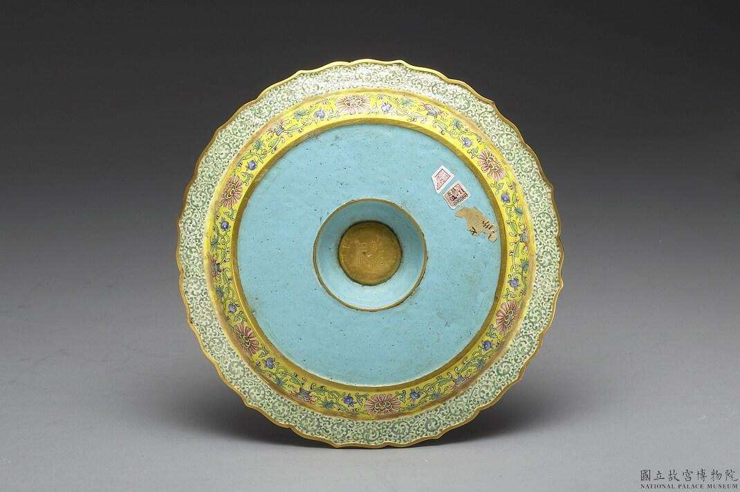 Image 5-2: Plat en or avec décor en champlevé et émaux peints représentant une mère et son enfant européens (source MNP)