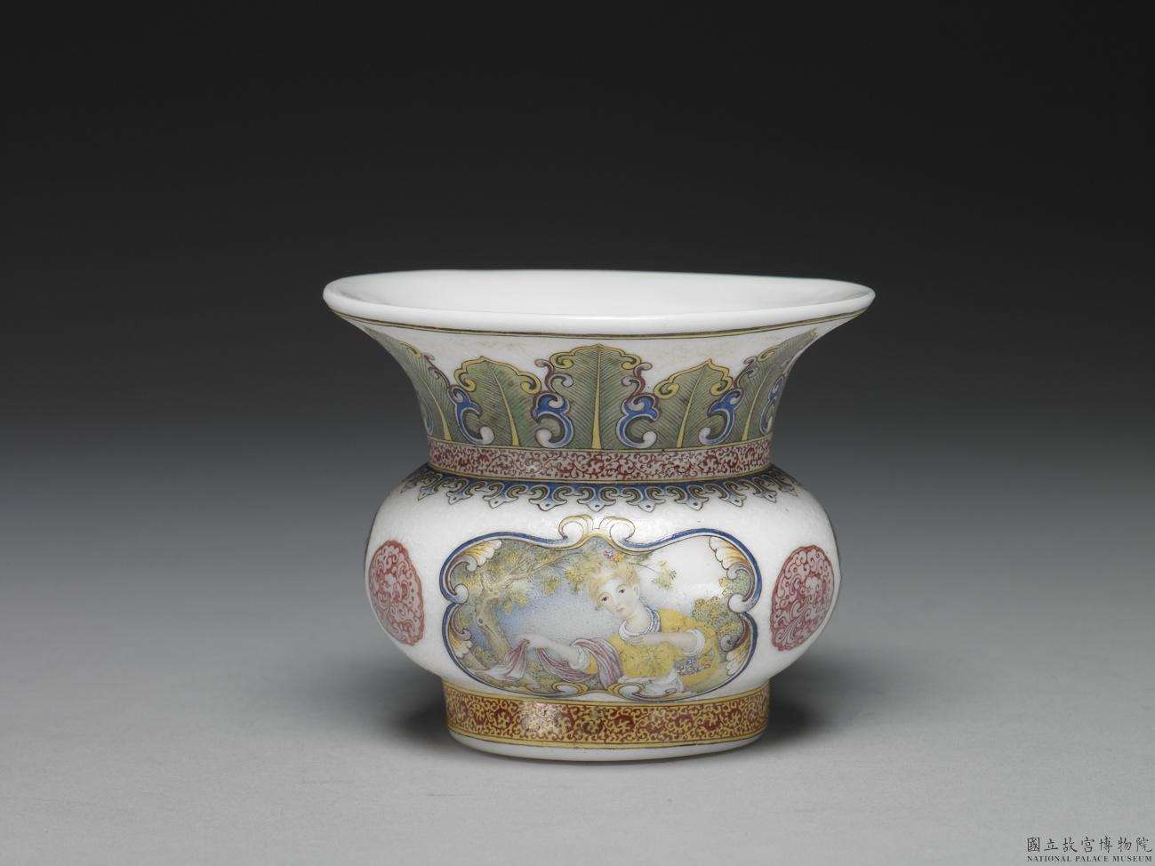 Image 4-1: Zhadou en verre, décoré d'une dame occidentale en émaux peints (source MNP)