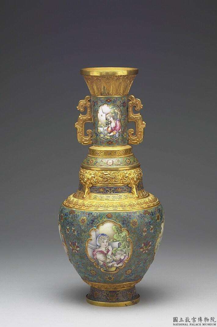 Image 3-3: Vase en or, décoré en cloisonné et émaux peints, représente une mère occidentale et son enfant (source MNP)
