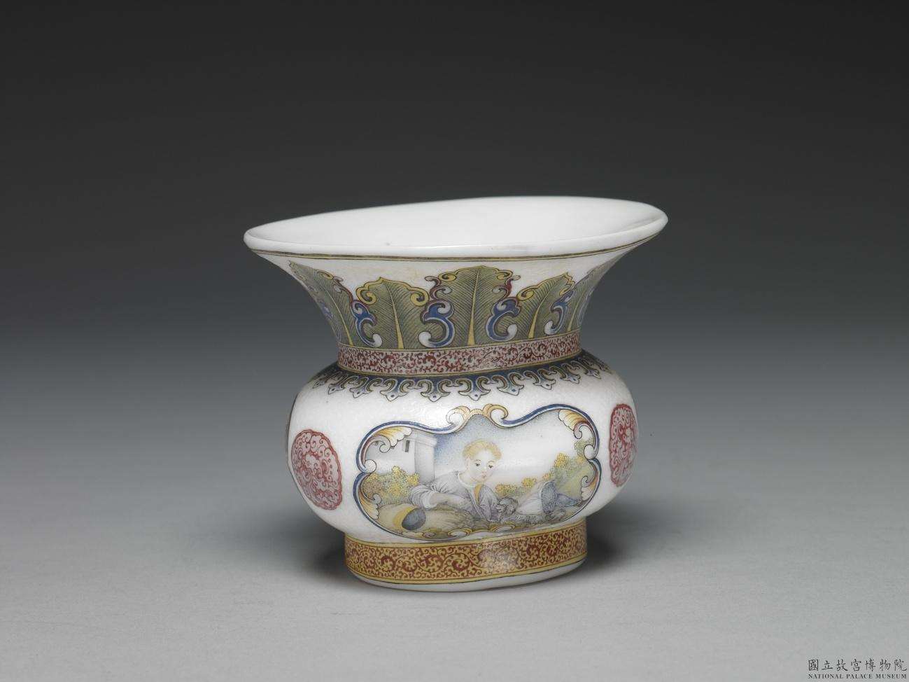 Image 4-2: Zhadou en verre, décoré d'une dame occidentale en émaux peints (source MNP)