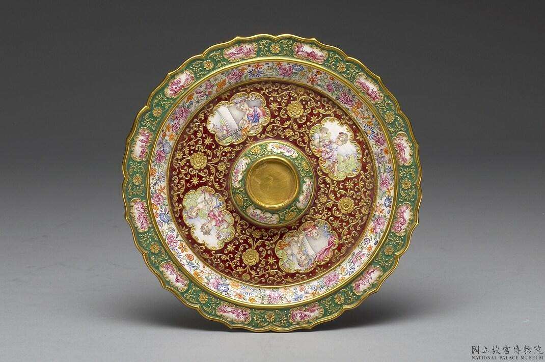 Image 5-1: Plat en or avec décor en champlevé et émaux peints représentant une mère et son enfant européens (source MNP)