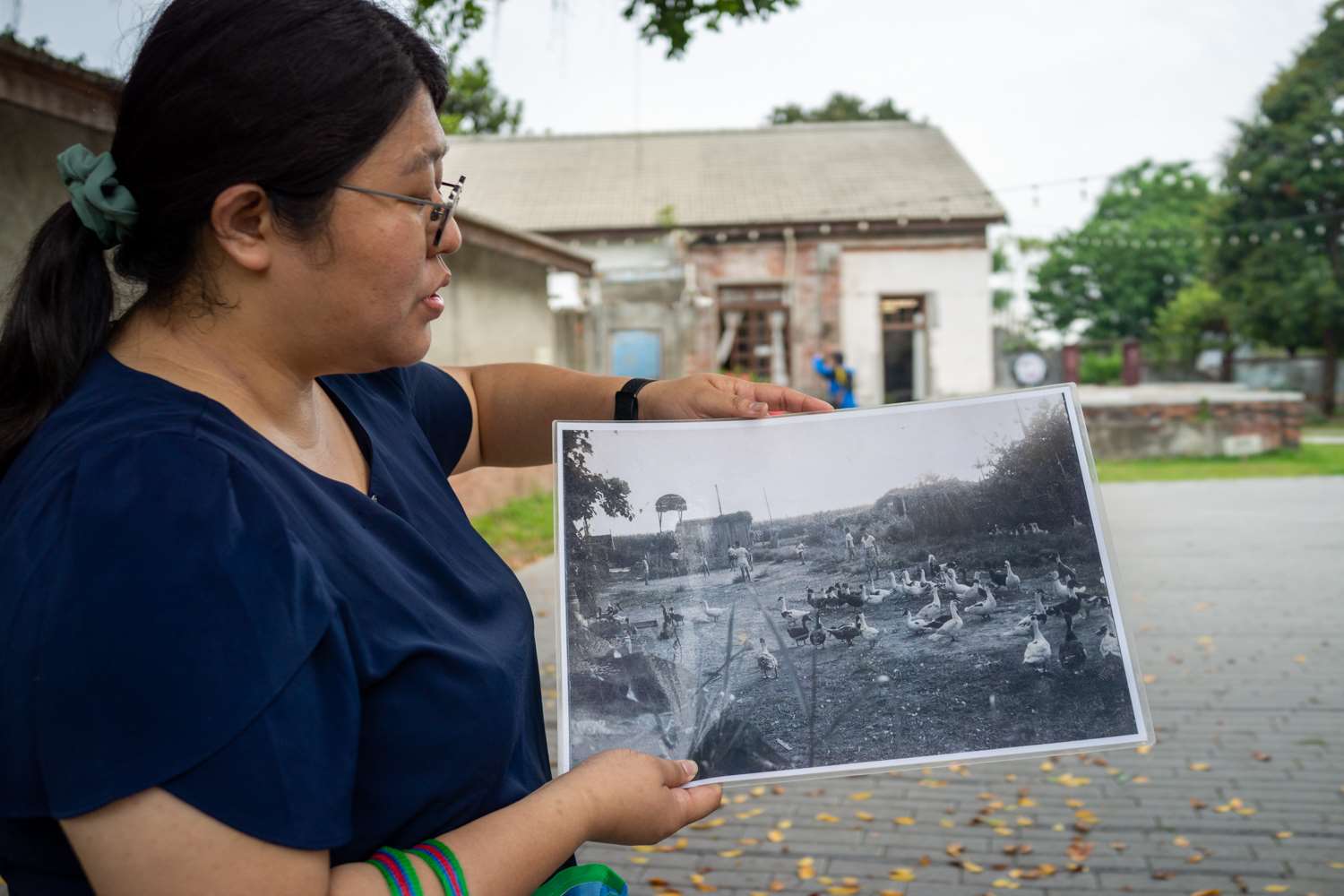 Lee Yini rappelle qu'autrefois, les familles élevaient des poules et des oies, l'ambiance était très vivante ! (photo : Sasa)