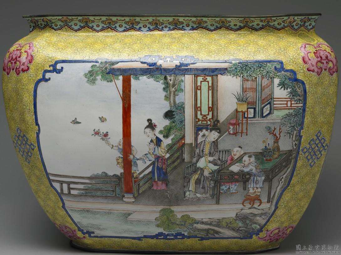 Image 2-1: Bassine carrée avec motif "Mère enseignant son enfant" en émaux peints (souce MNP)