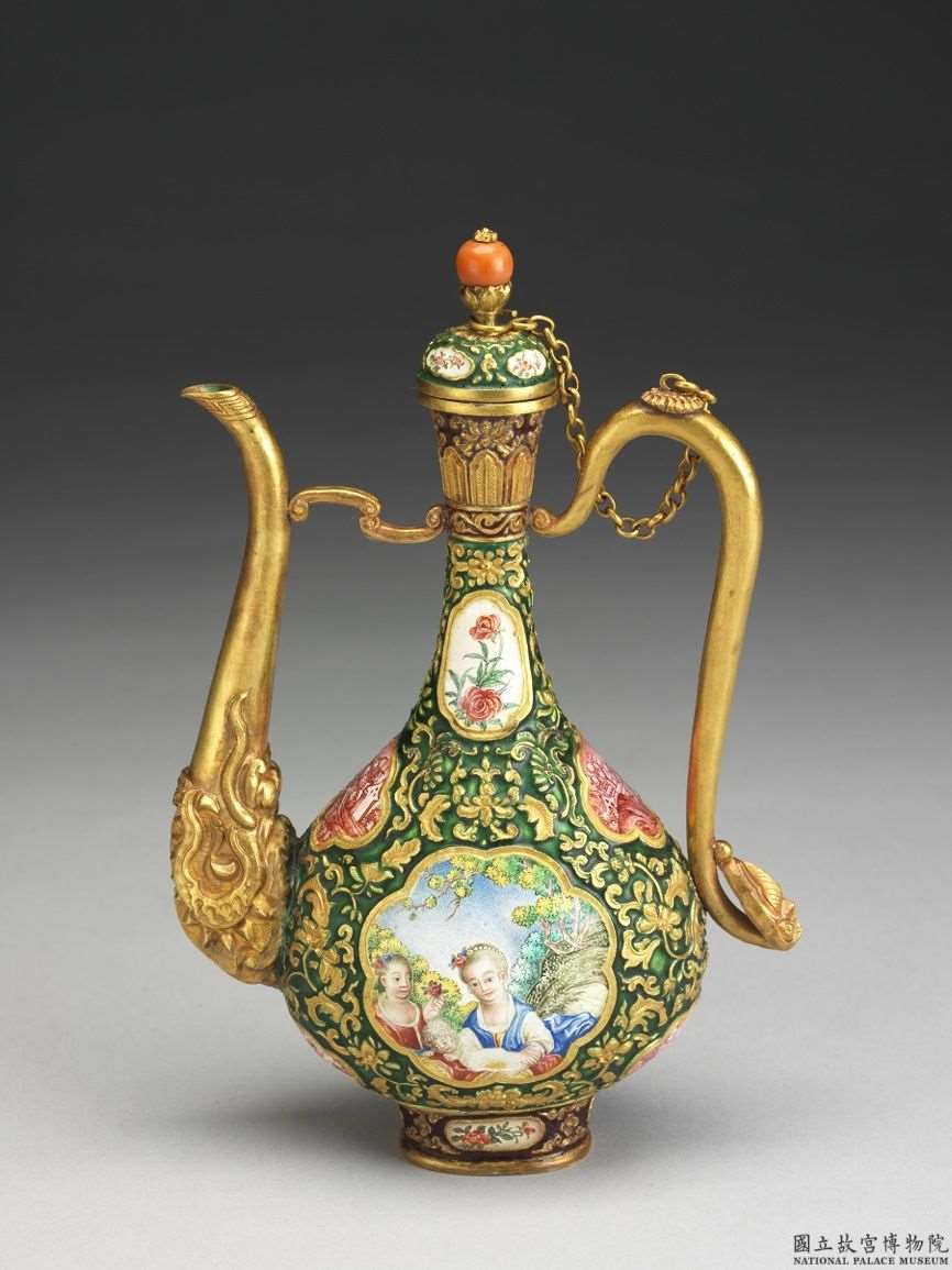 Image 4-1: Pichet en champlevé, en or, décoré avec des motifs représentant des femmes européennes (source MNP)