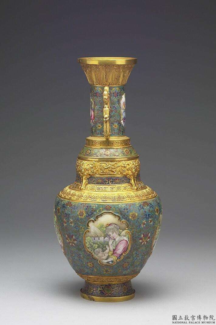 Image 3-4: Vase en or, décoré en cloisonné et émaux peints, représente une mère occidentale et son enfant (source MNP)