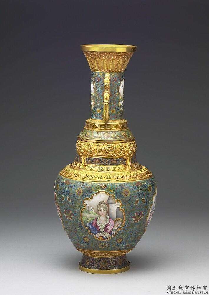 Image 3-2: Vase en or, décoré en cloisonné et émaux peints, représente une mère occidentale et son enfant (source MNP)