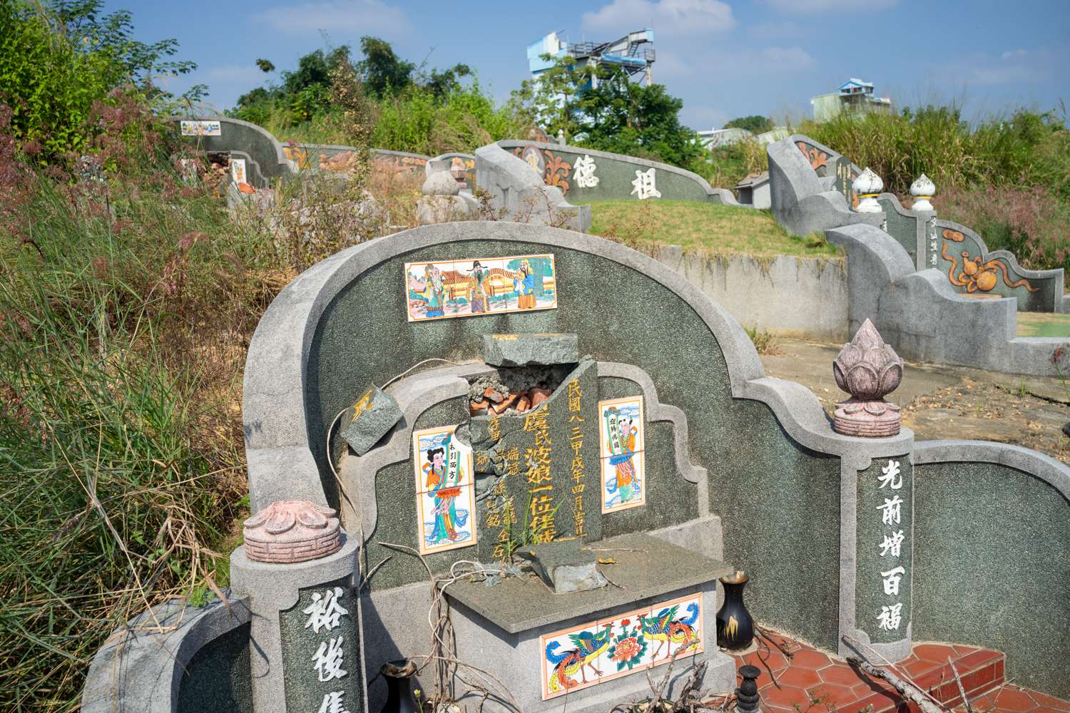 Lorsqu'on a sorti les ossements de la tombe, on brise la pierre tombale, car c'est elle qui abrite l'âme du défunt selon la croyance (photo : Sasa)