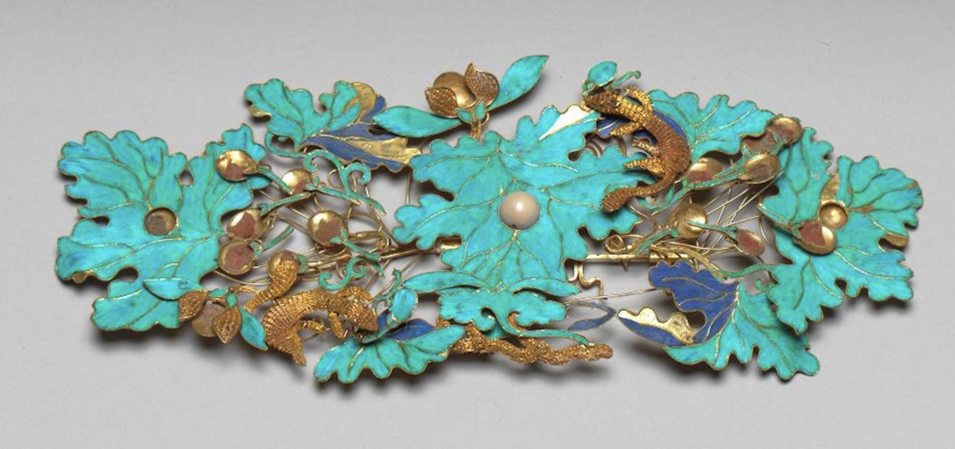 Image 5: Épingle ornée d'écureuils et de grappes de raisin en argent doré, période Qing (source MNP)