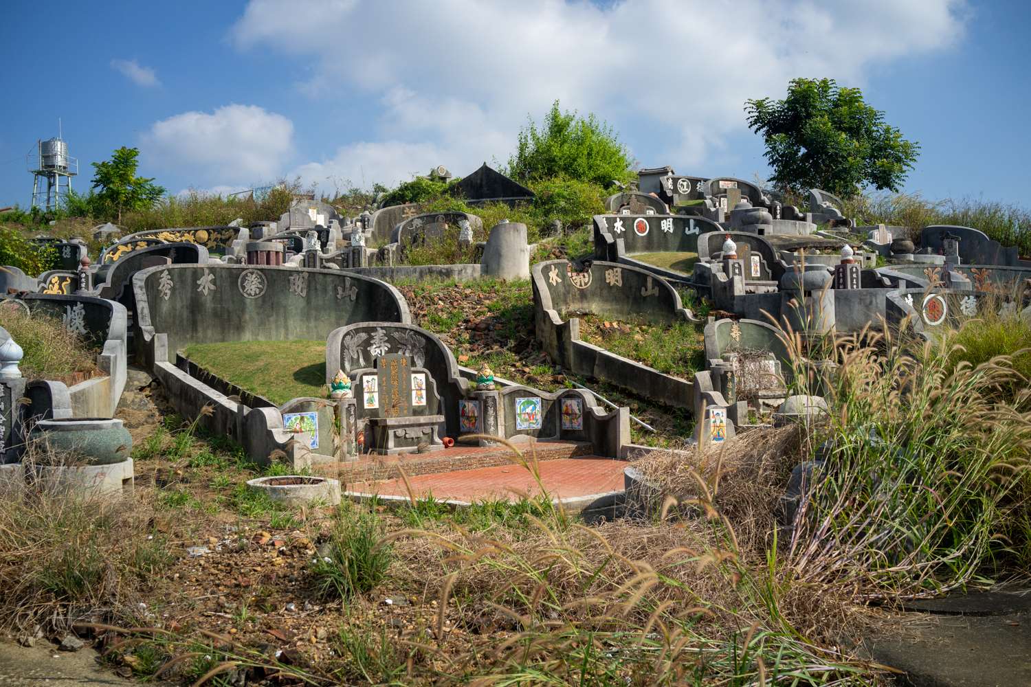 Dans ce cimetière, la plupart des tombes sont rondes (photo : Sasa)