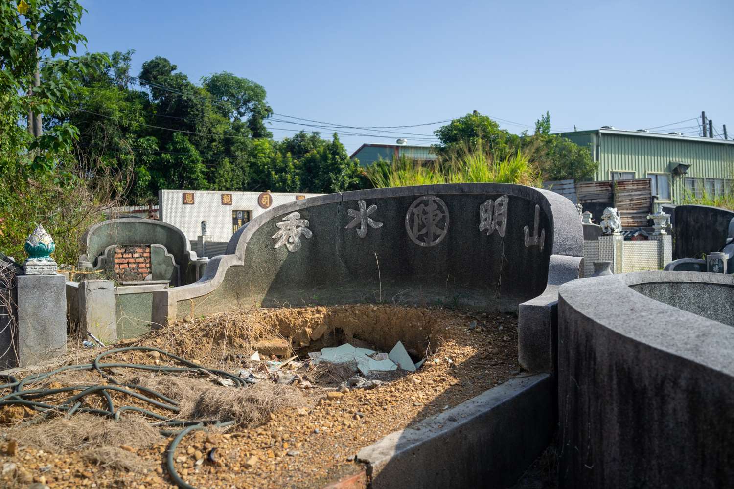 5e cimetière Niaosong à Kaohsiung, une tombe vidée (photo : Sasa)