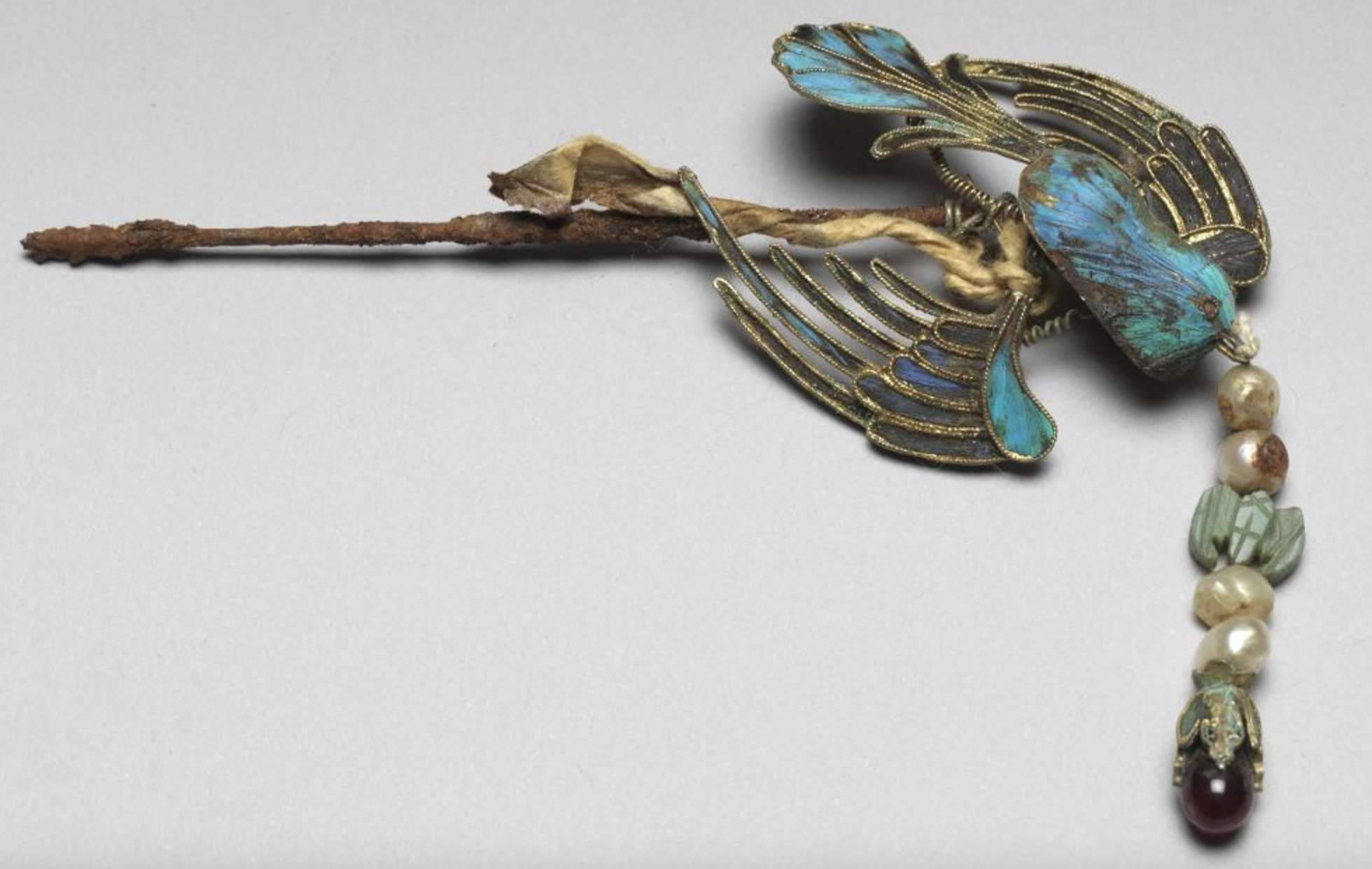 Image 10: Épingle en forme de perroquet en argent doré et plumes de martin-pêcheur, période Qing (source MNP)