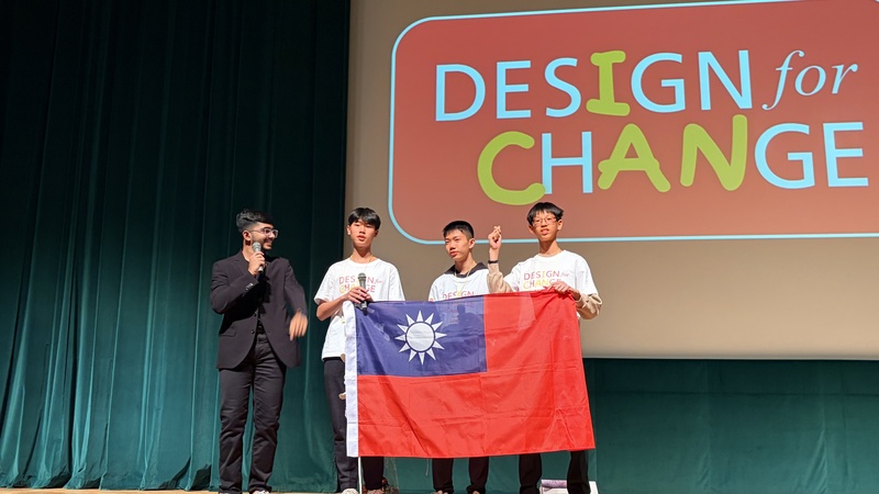 Trois collégiens taïwanais transforment les déchets de coquilles d'huitres en détergent écologique. Ils ont présenté leur innovation au forum international DFC de Tokyo 2025 (photo CNA)