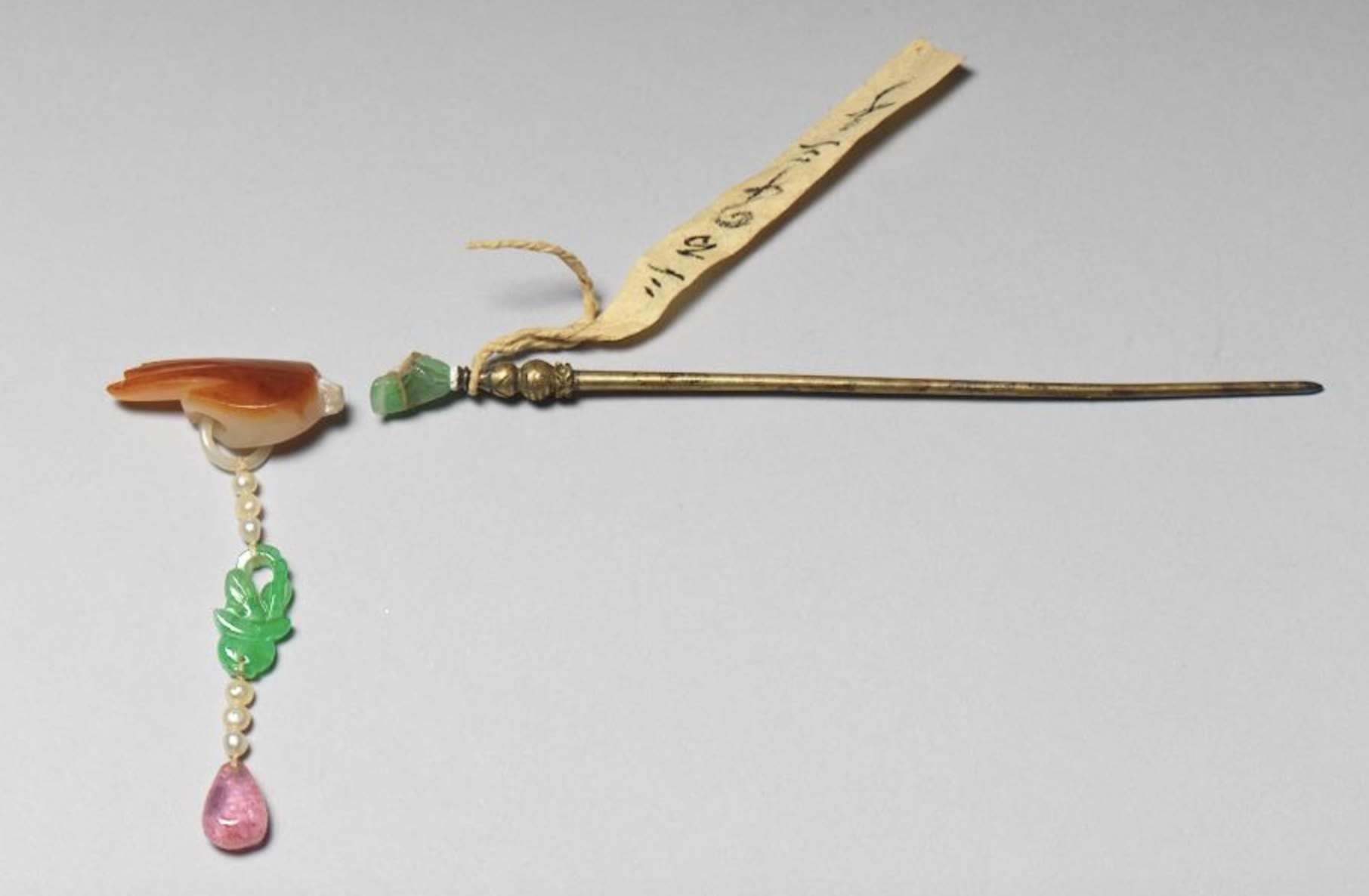 Image 7: Ornement de tête tremblant en forme de main, orné de tourmalines et de perles de jade (source MNP)