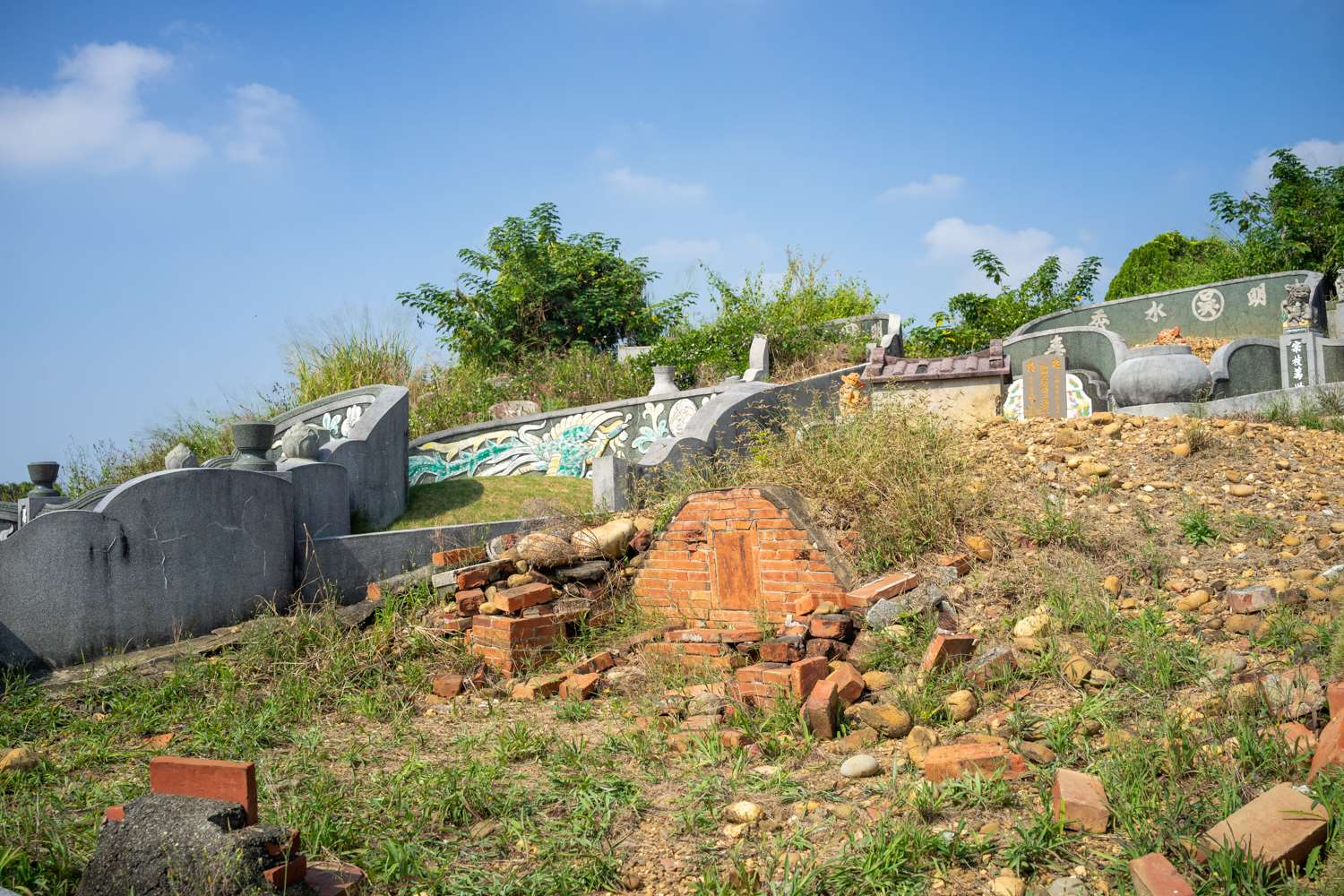 L'une des spécificités des cimetières dans la région de Kaohsiung est qu'il y a des tombes en briques rouges (photo : Sasa)