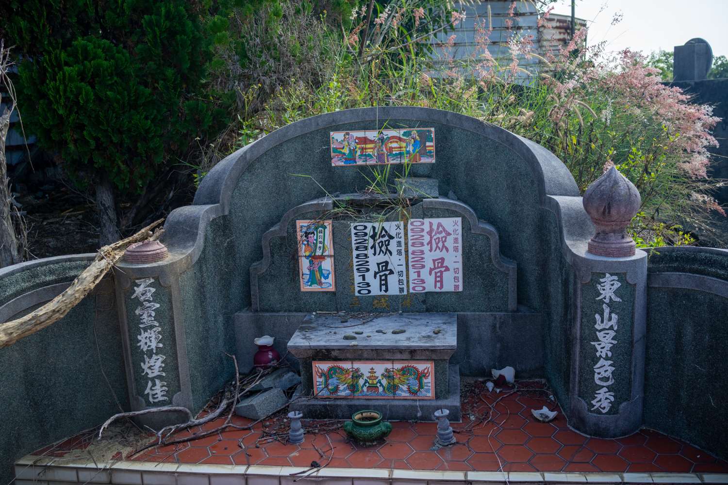 5e cimetière Niaosong à Kaohsiung, sur la pierre tombale, des publicités pour le retrait des ossements, l'incinération et le placement en colombarium (photo : Sasa)