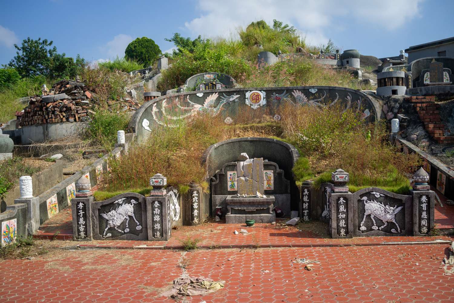 Cette tombe n'a pas été profanée, c'est la famille qui a fait appel à une entreprise pour sortir les ossements et probablement effectuer une crémation afin de placer les cendres dans un colombarium (photo : Sasa)