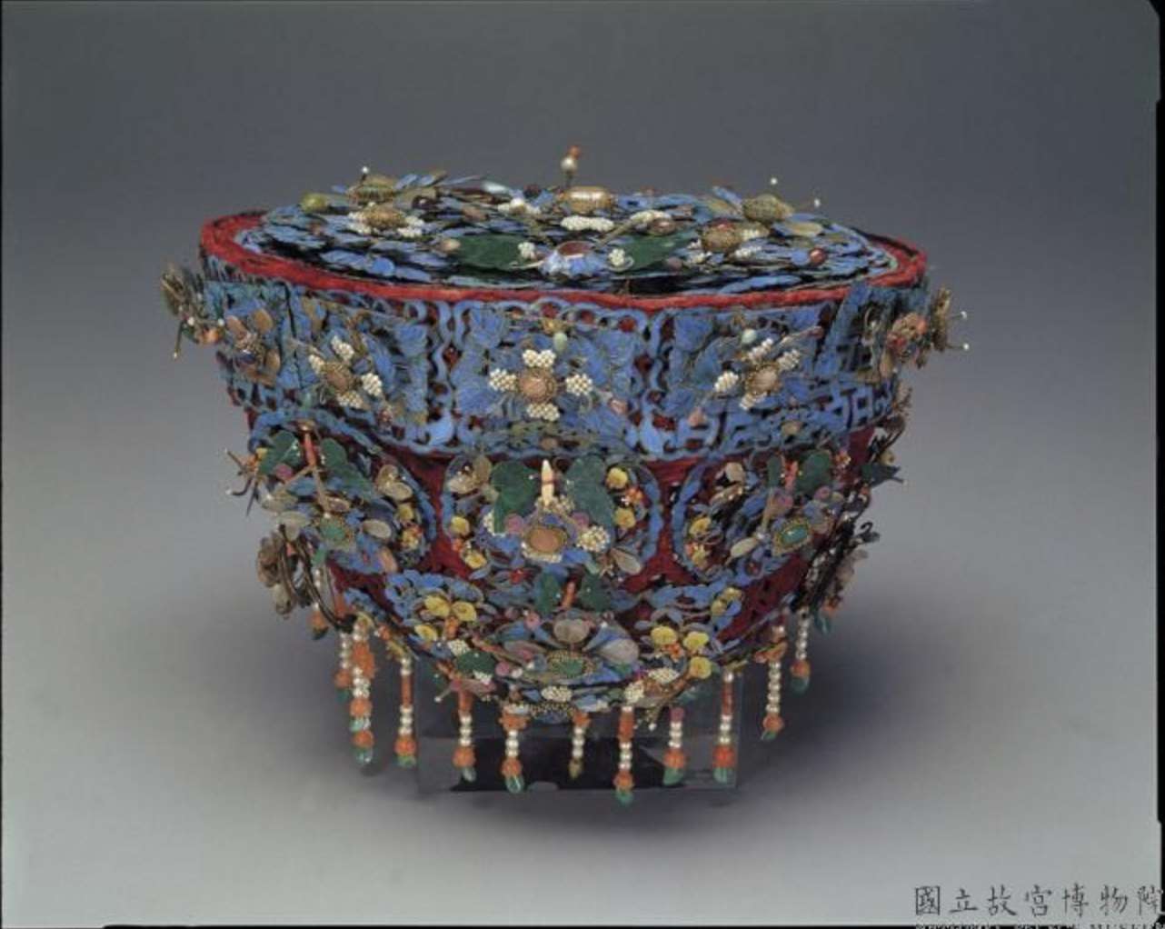 Image 11: Ornement de tête en plumes de martin-pêcheur incrusté de pierres précieuses, jade vert, motifs de chauve-souris, papillon et fleurs, période Qing (source MNP)