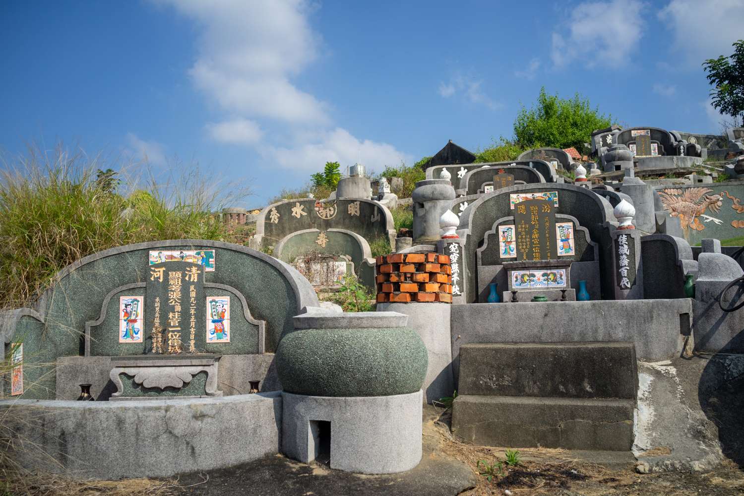 Ces grands pots ronds en pierre ou en brique servent à brûler du papier monnaie en offrance pour les défunts lors de la fête du nettoyage des tombes (photo : Sasa) 