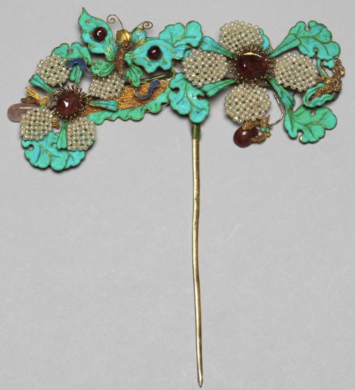 Image 3: Épingle en argent doré filigrané ornée de plumes et de pierres précieuses, avec motif floraux et papillon, période Qing (source MNP)