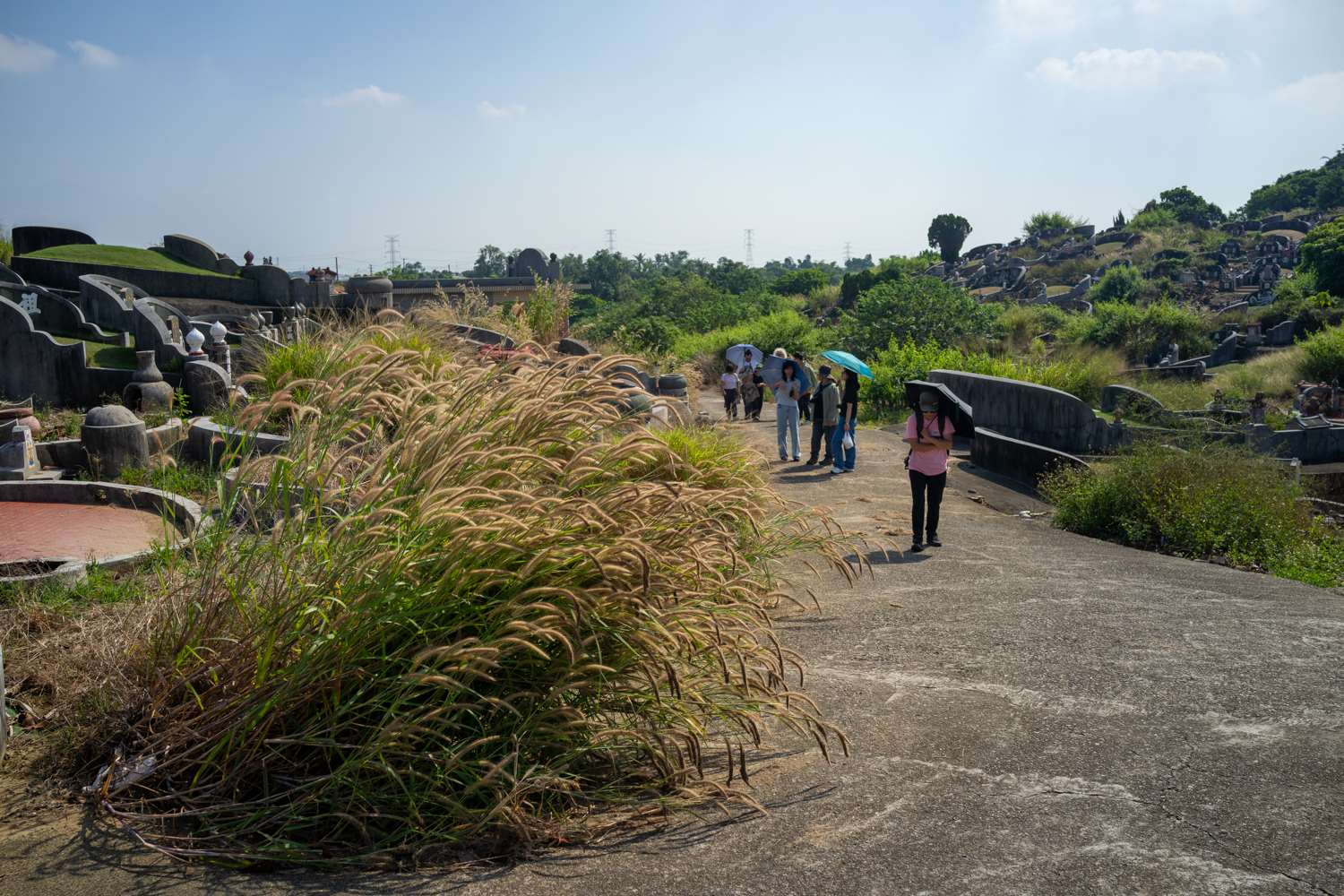 Pour explorer les cimetières à Taïwan, mieux vaut prévoir de se protéger du soleil ! (photo : Sasa)