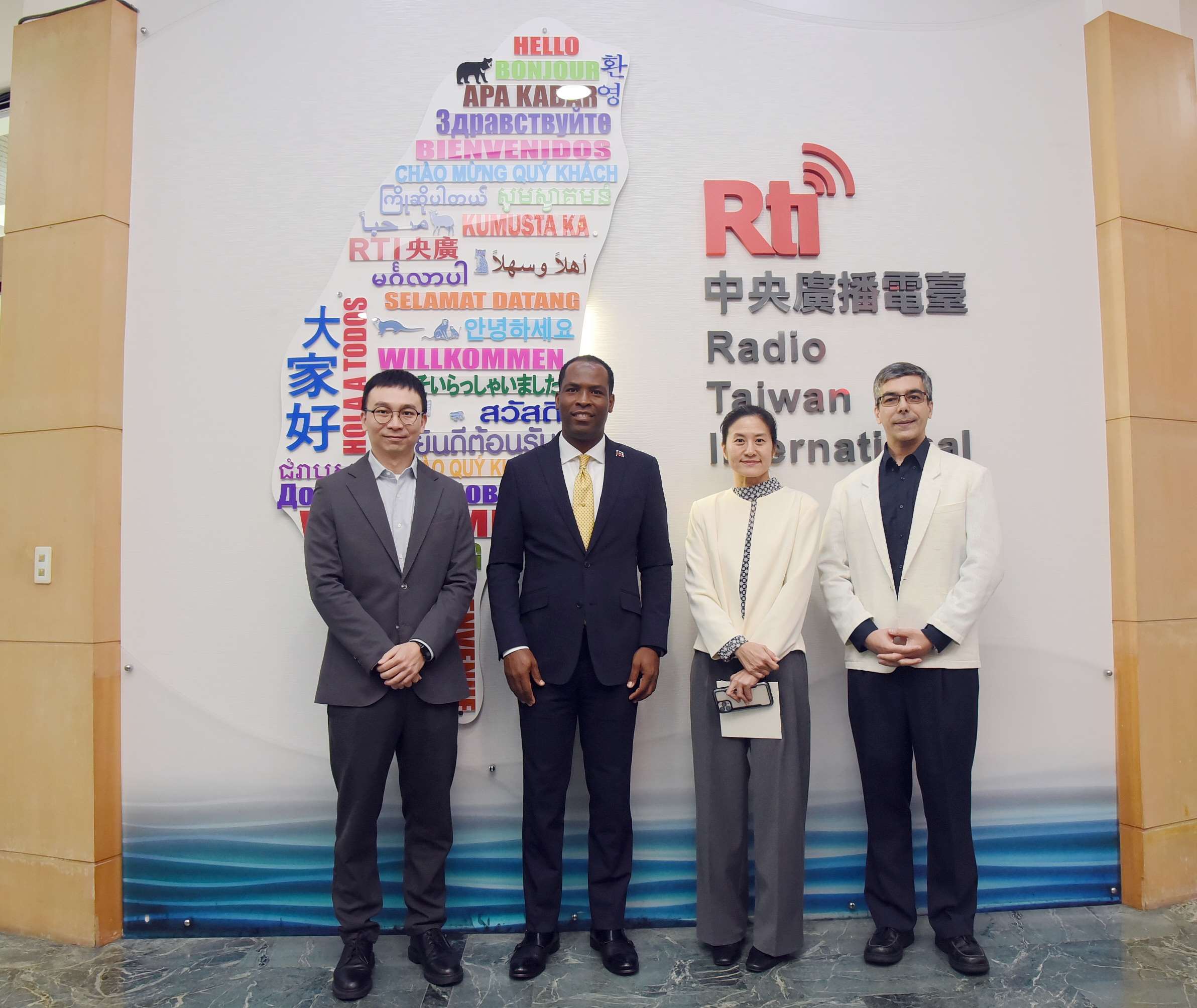 SEM Roudy Stanley Penn Ambassadeur d'Haiti à Taiwan, à l'accueil de Rti avec le directeur des langues étrangères et le service français