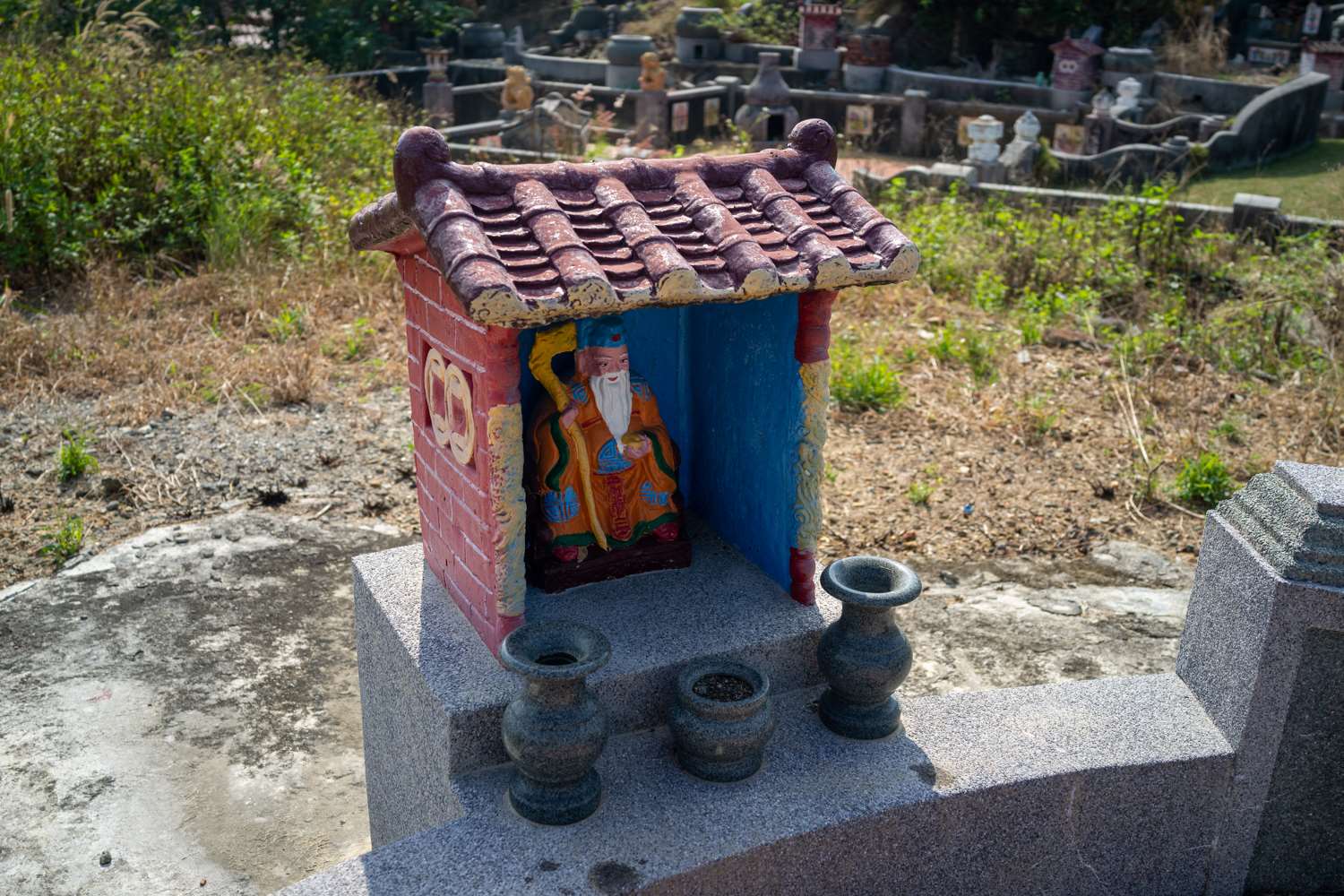 Un "tudigong" divinité tutélaire liée à la terre, à côté d'une tombe (photo : Sasa)