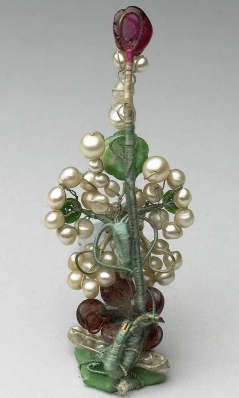 Image 2: Épingle en jade vert incrustée de pierres précieuses, période Qing (source MNP)