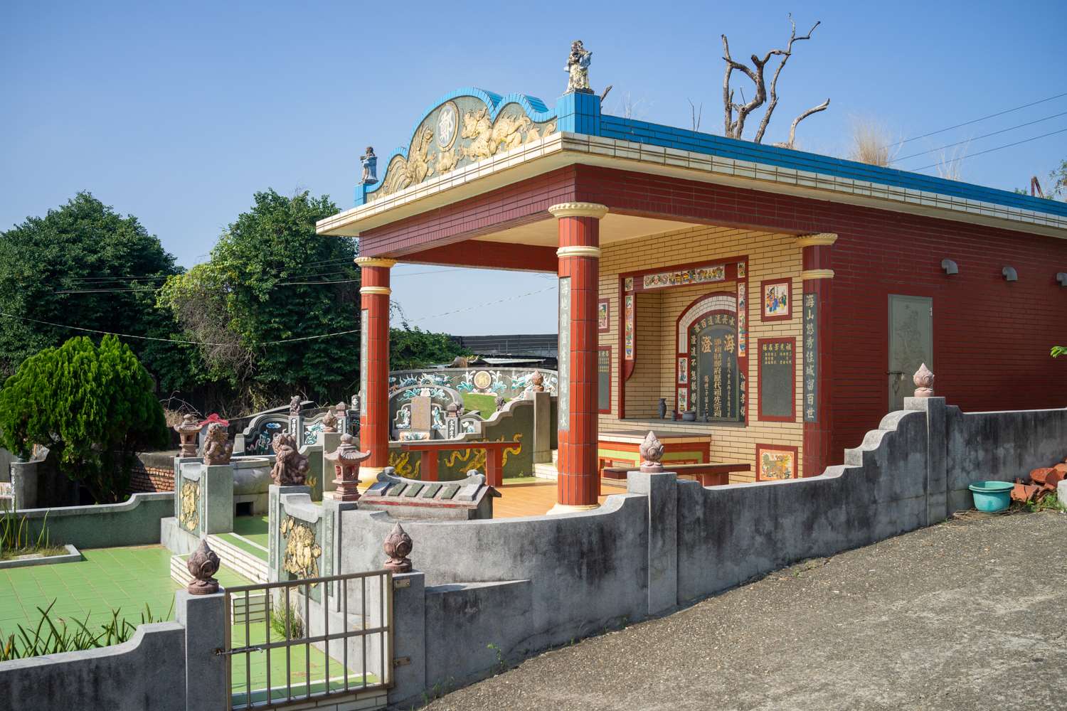 Une "bong tsu" ("tombe-maison" en taïwanais) qui rassemble parfois les ossements ou cendres de défunts de la famille du mari et de la femme dans un coupe. C'est en écoutant cet épisode que vous saurez pourquoi cela s'est développé depuis une cinquantaine d'années à Taïwan (photo : Sasa)