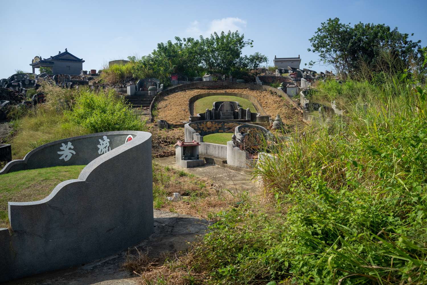 L'orientation des tombes dépend du Fengshui (géomancie) en fonction notamment de la date du décès, ce qui fait que les tombes ne sont pas alignées comme dans un cimetière français (photo : Sasa)