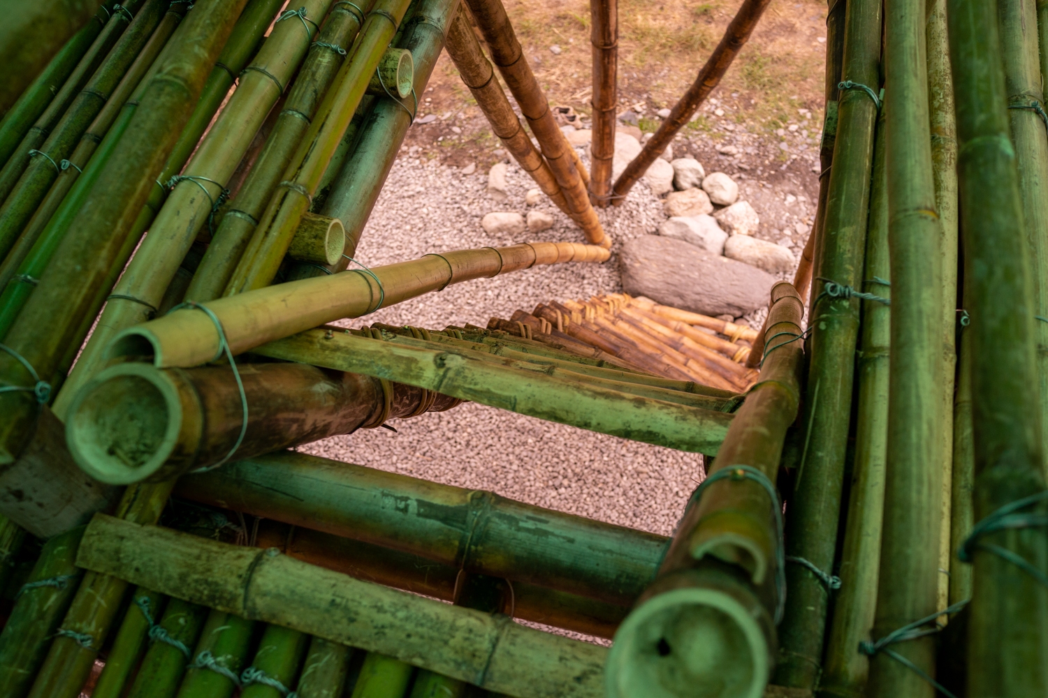 L’escalier a été conçu pour les personnes qui ont le vertige, avec des rampes, de telle sorte que l’on peut monter et descendre très facilement et en toute sécurité (photo : Sasa)