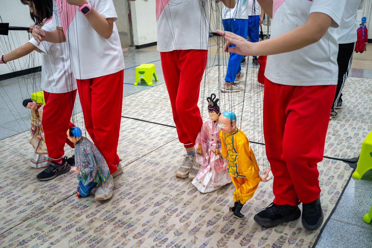 Cours de marionnettes à fils par M. Hsueh Ying-yuan et sa femme dans un club de l'école Xingda à Kaohsiung (photo : Sasa)
