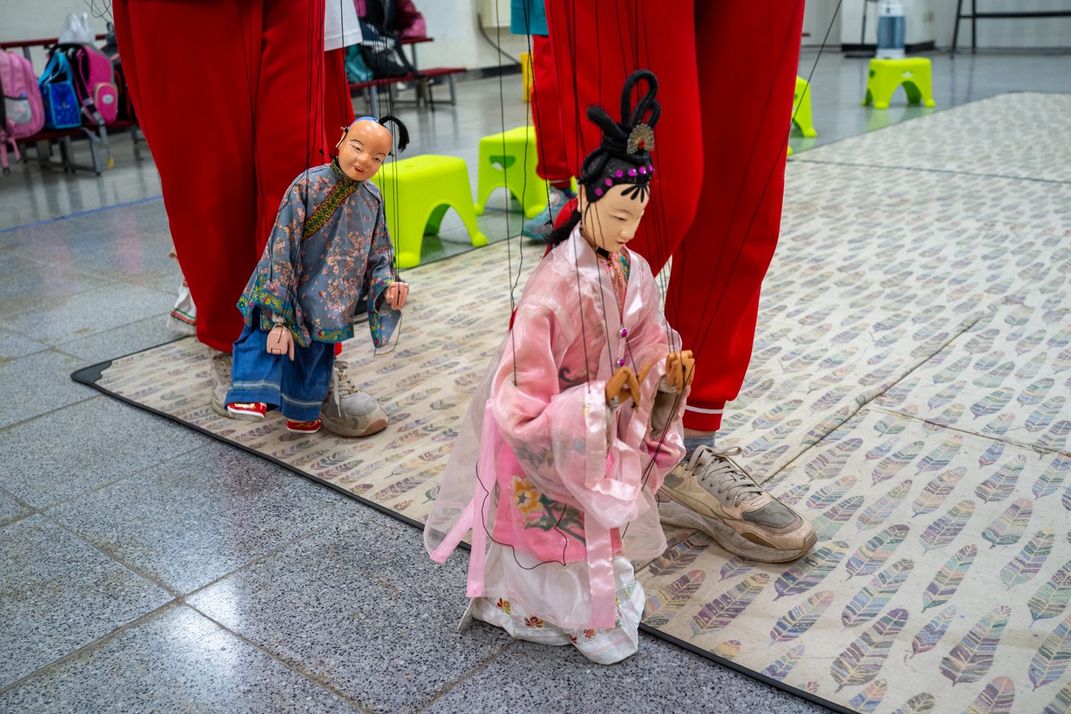 Cours de marionnettes à fils par M. Hsueh Ying-yuan et sa femme dans un club de l'école Xingda à Kaohsiung (photo : Sasa)