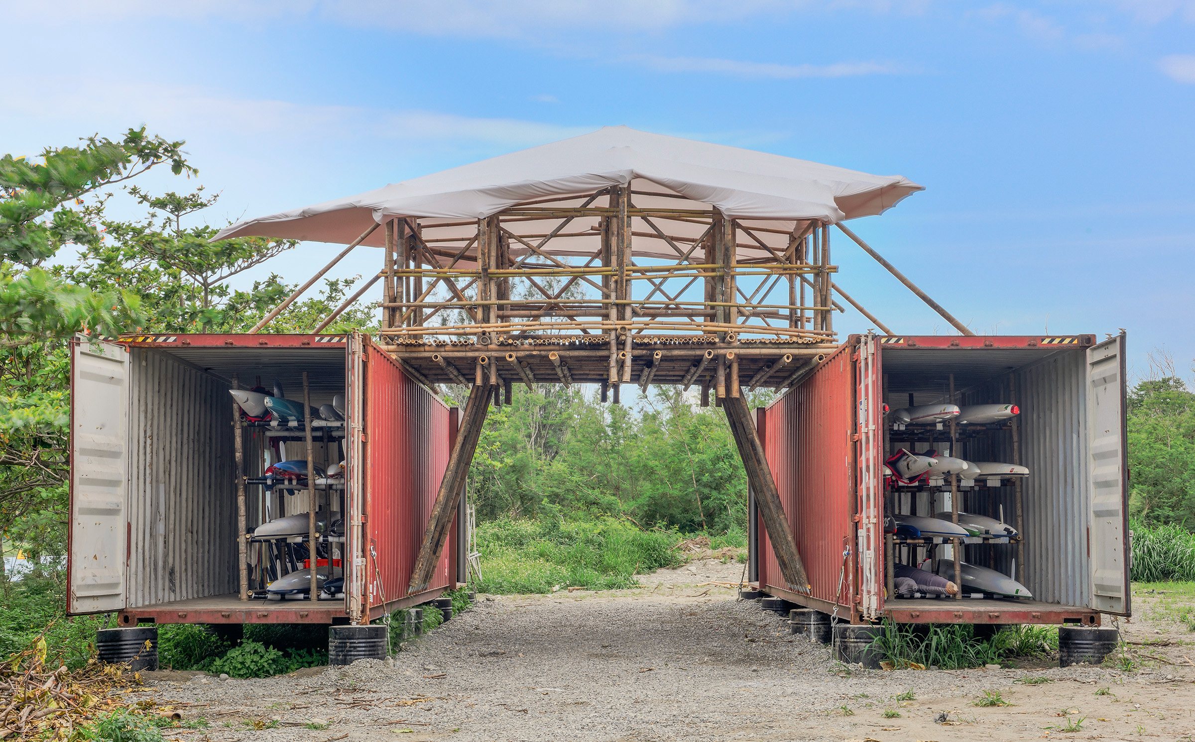 Cette oeuvre relie deux contenaires de l'association taïwanaise de pirogues à balancier (photo : Taiwan Bamboo Society / 汪德範)