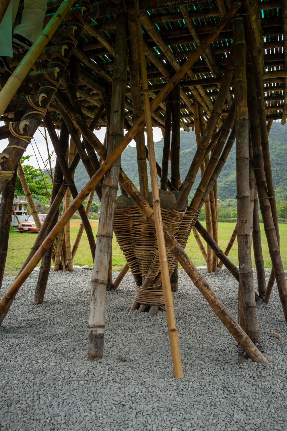 Ahung Masikad a utilisé les fondations traditionnelles des Puyuma : des pierres dans un entonoir en bambou et en rotin (photo : Sasa)