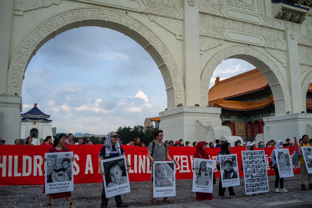 Les manifestants ont brandi des portraits d'enfants palestiniens tués sous les bombes ces trois derniers mois (photo : Sasa / RTI)