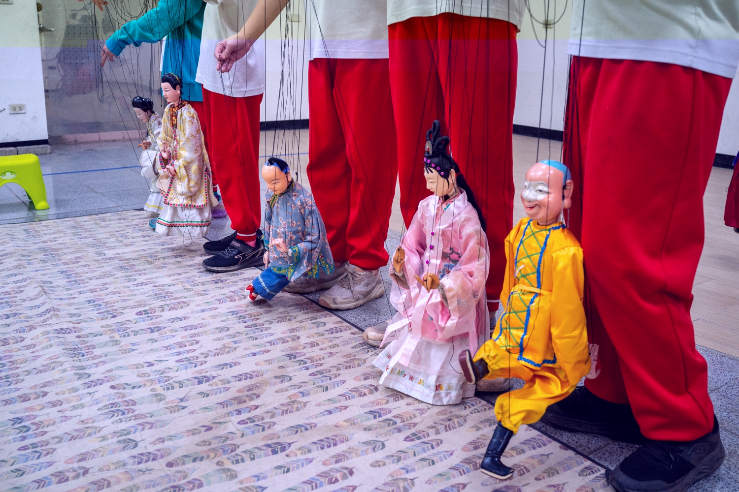 Cours de marionnettes à fils par M. Hsueh Ying-yuan et sa femme dans un club de l'école Xingda à Kaohsiung (photo : Sasa)