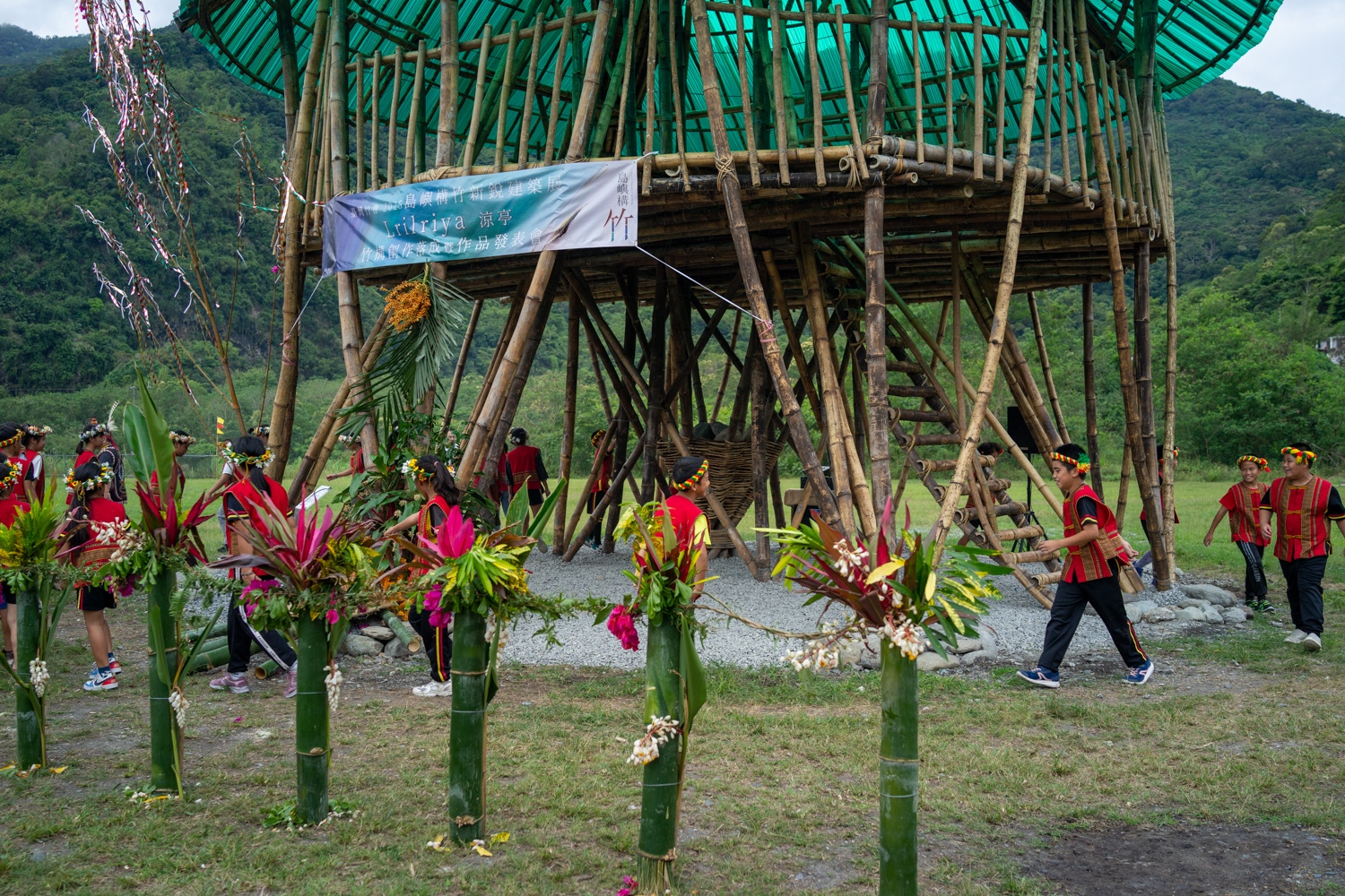 Les enfants ont effectué une cérémonie en tournant autour du pavillon et en jetant chacun un cailloux dans les fondations (photo : Sasa)