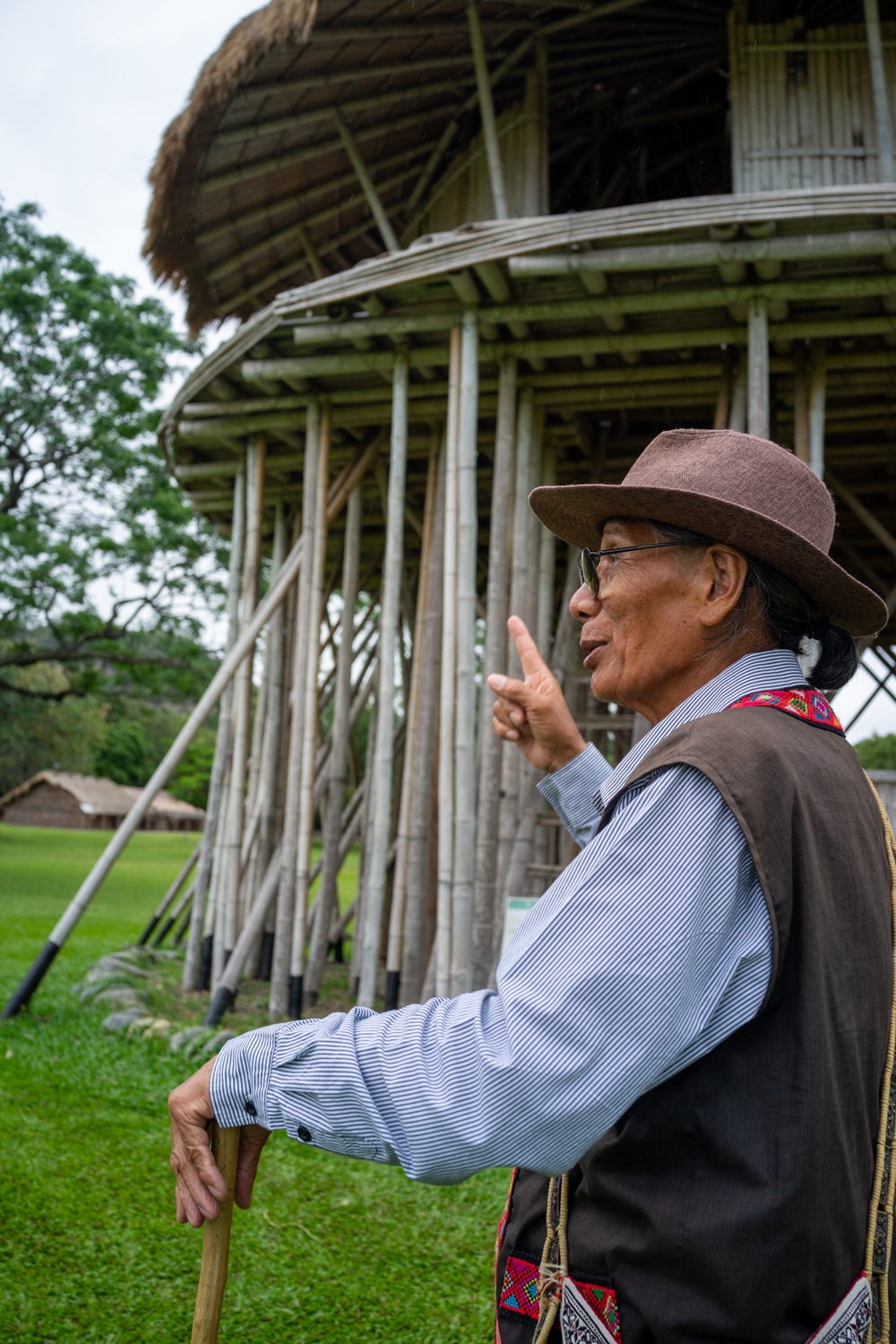 Ahung Masikad devant une maison des adolescents Puyuma qu’il a construite (photo : Sasa)
