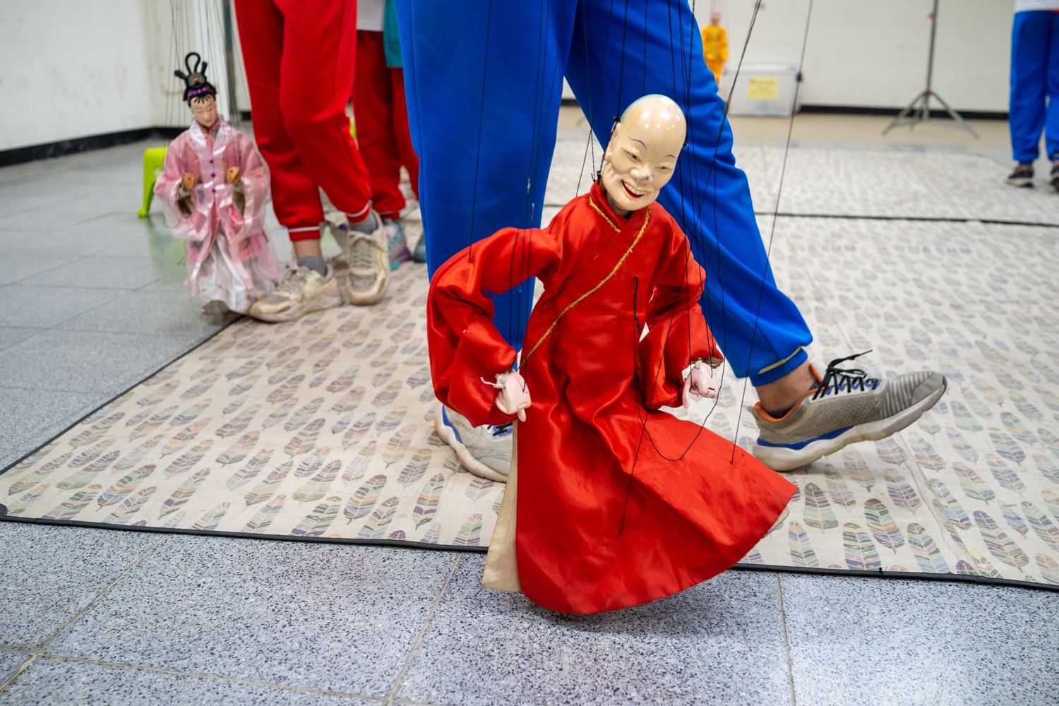 Cours de marionnettes à fils par M. Hsueh Ying-yuan et sa femme dans un club de l'école Xingda à Kaohsiung (photo : Sasa)
