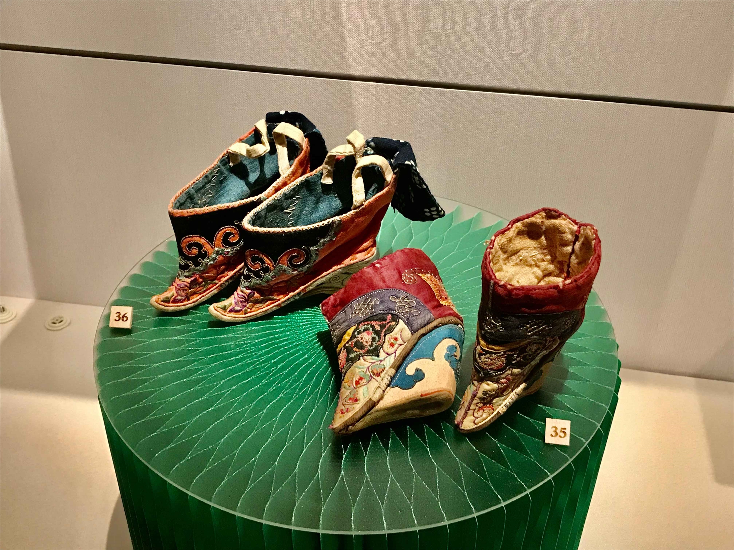 L'exposition consacrée à la pratique des pieds bandés au Musée de Beitou peut se visiter jusqu'au 16 novembre 2025 (Image : RTI / avec l'aimable autorisation du Musée de Beitou)