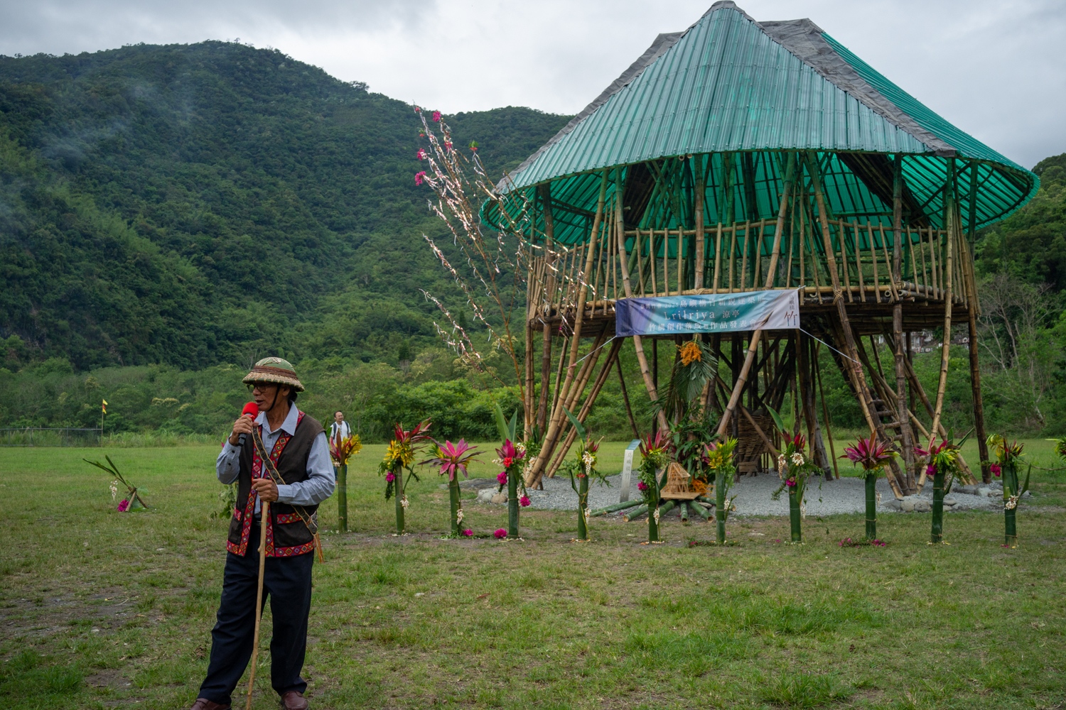 Ahung Masikad devant son oeuvre Irilriya dans le cadre de l’exposition Tectonics of the Island 2025 (photo : Sasa)