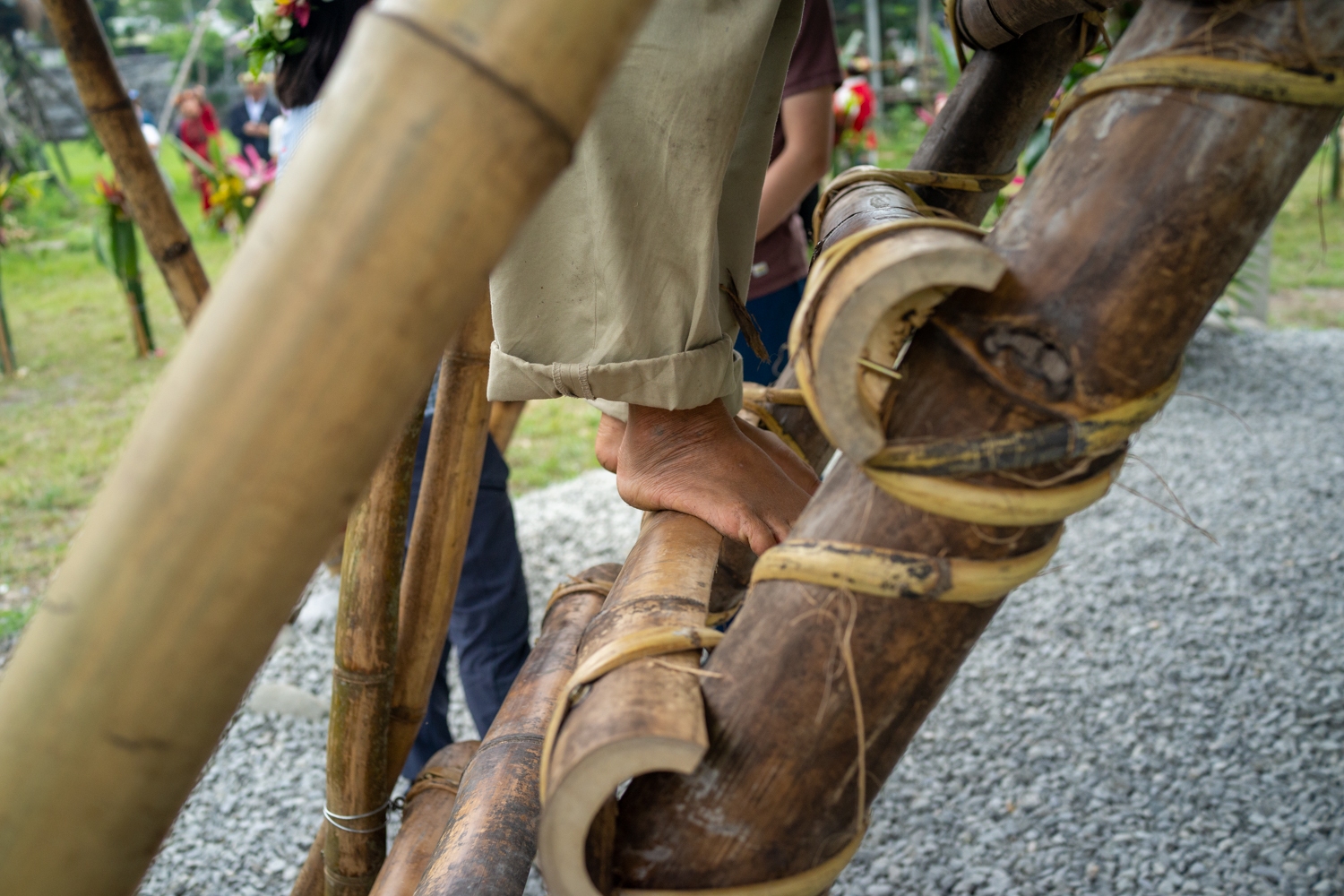 Certains noeuds sont en fil de fer, d’autres, comme ici, en rotin (photo : Sasa)