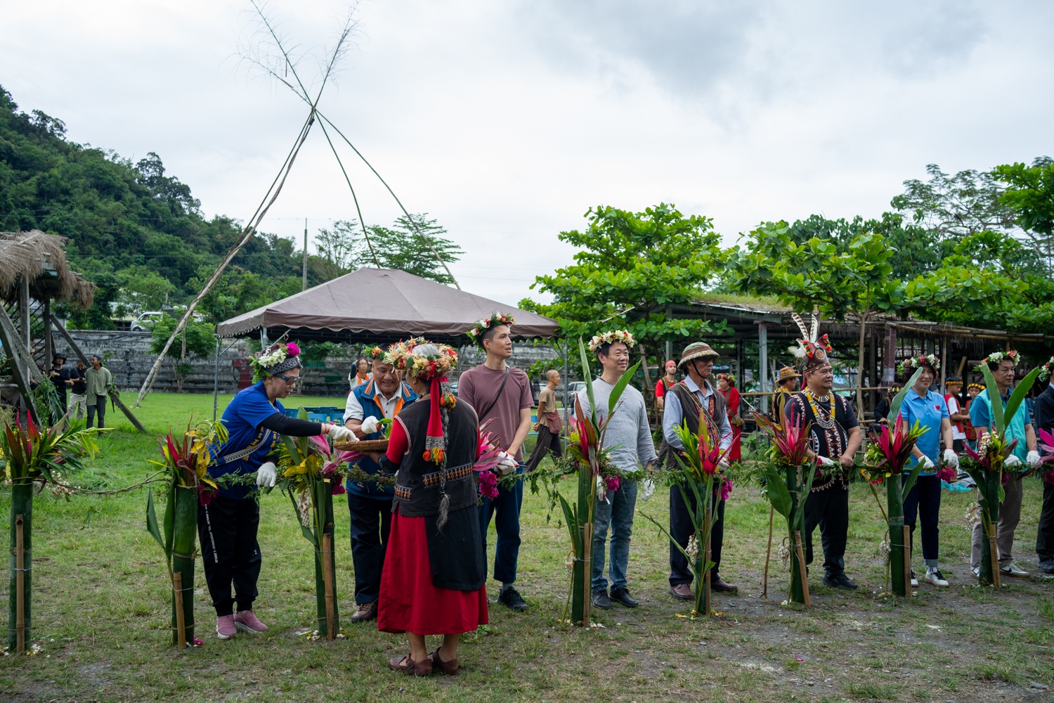 Lors de l’inauguration, en présence du commissaire de l’exposition, du directeur de Taiwan Bamboo Society, etc. (photo : Sasa)