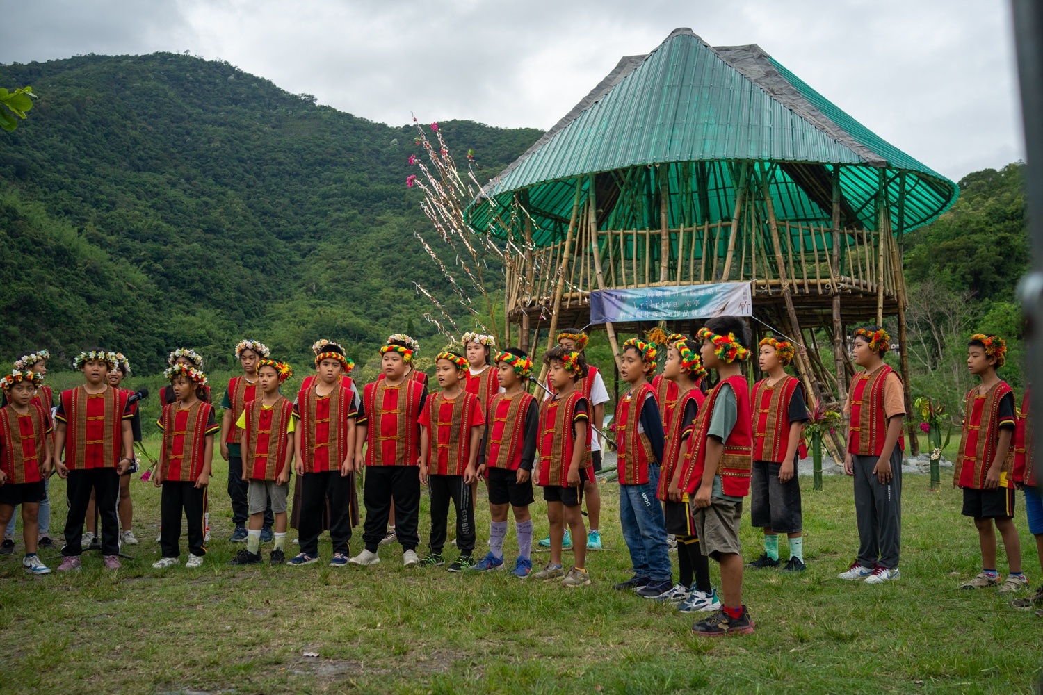 Les enfants de l’école locale lors de l’inauguration (photo : Sasa)