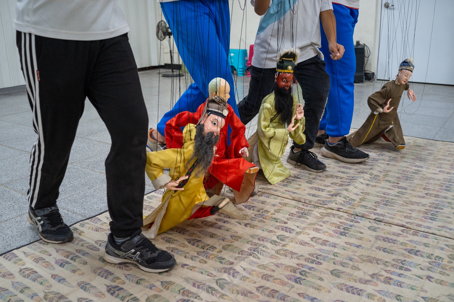 Cours de marionnettes à fils par M. Hsueh Ying-yuan et sa femme dans un club de l'école Xingda à Kaohsiung (photo : Sasa)