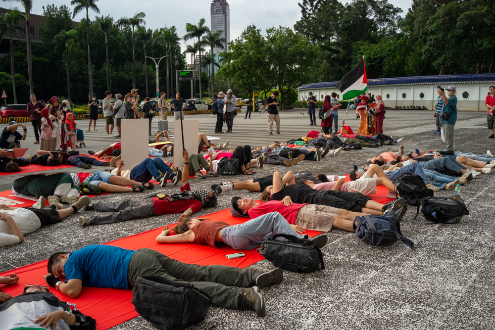 Les manifestants se sont couchés au sol en mémoire des nombreuses victimes à Gaza, notamment les enfants, et ont fait une minute de silence (photo : Sasa / RTI)