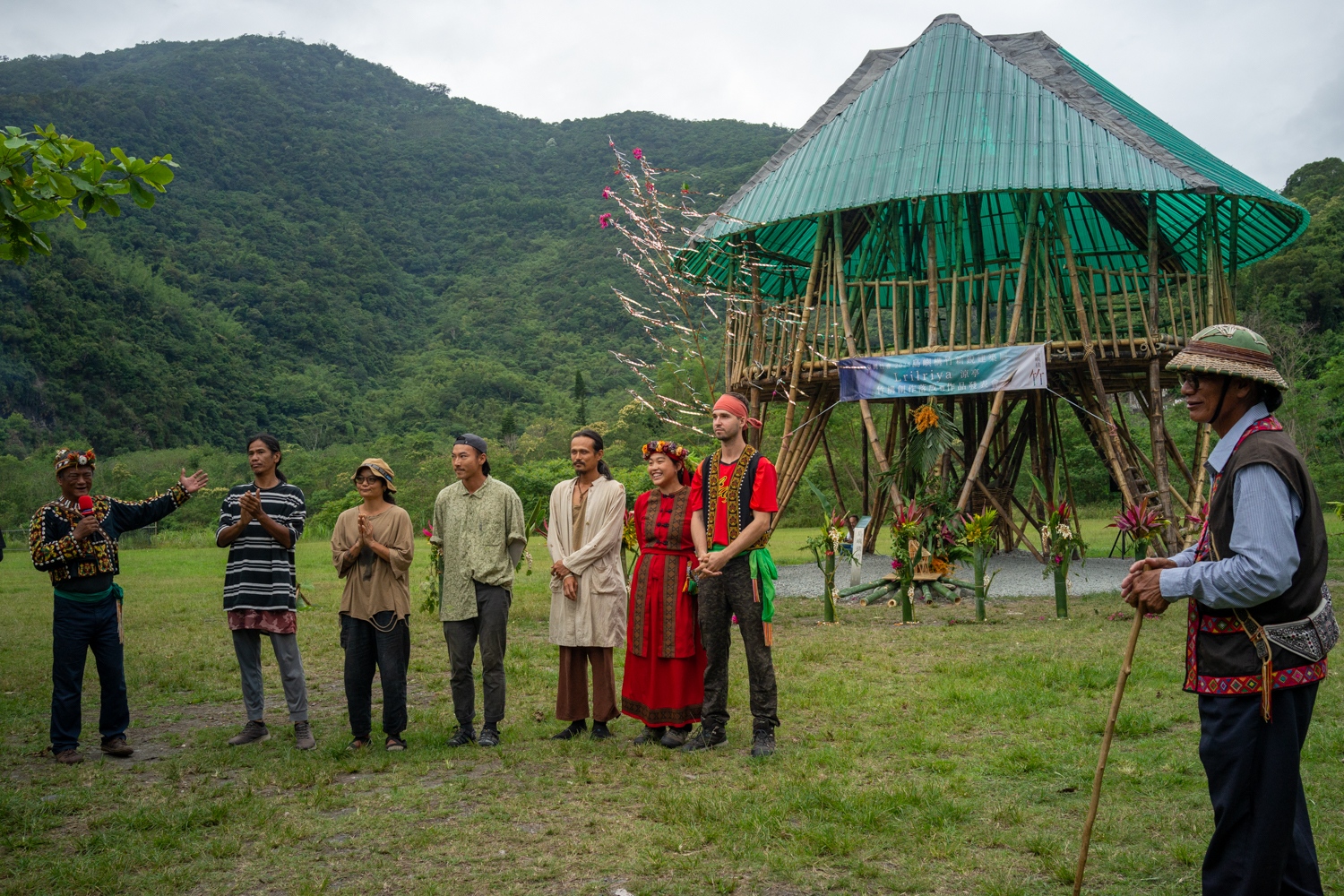 Ahung Masikad (à droite) et son équipe de volontaires (photo : Sasa)